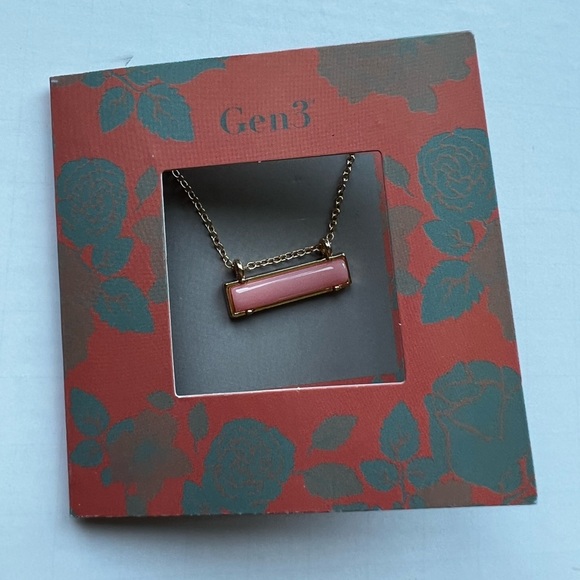 Gold chain necklace with pink centre stone - Picture 1 of 3